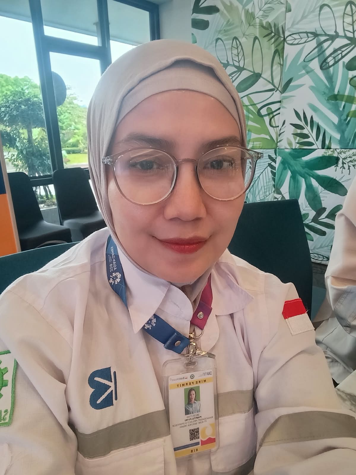 Puspita Putri in professional project-site attire